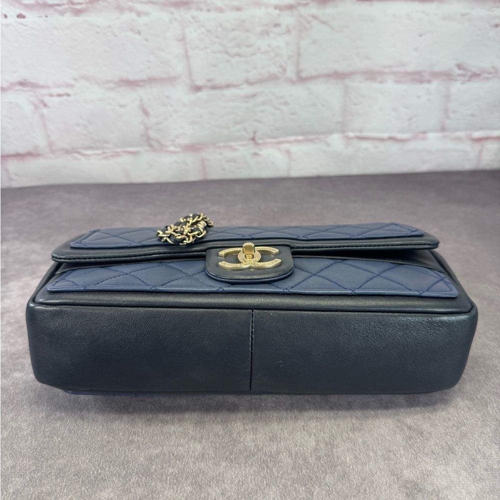 CHANEL Lambskin Quilted Medium Graphic Flap Navy Black - Picture 7 of 16